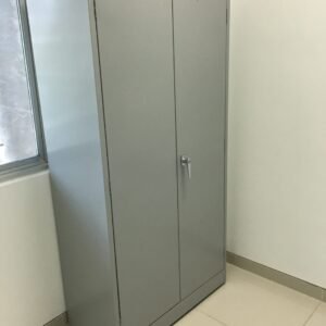 Biblioteca metálica con puertas