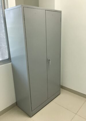 Biblioteca metálica con puertas