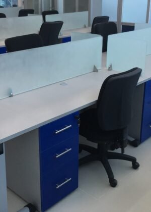Islas de trabajo con pantallas en vidrio esmerilado