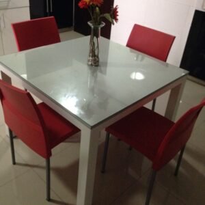 Mesa cuadrada con vidrio