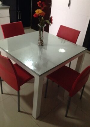 Mesa cuadrada con vidrio