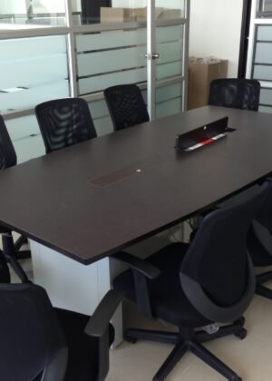 Mesa de juntas con cableado