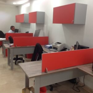 Puestos de trabajo con pantallas en madecor