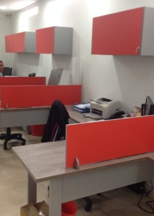 Puestos de trabajo con pantallas en madecor