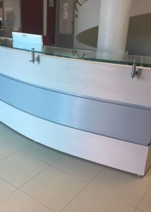 Recepción curva en formica