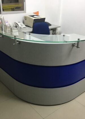Recepción curva en formica